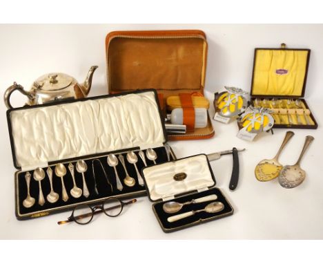 MIXED LOT OF COLLECTABLES
comprising a pair of vintage 'AA' car badges; 1950's gentleman's vanity case; open razor with case;