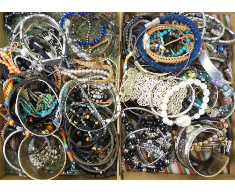 SELECTION OF VARIOUS BRACELETS 
including a silver bangle with engraved decoration, a Links of London bracelet, various bead 