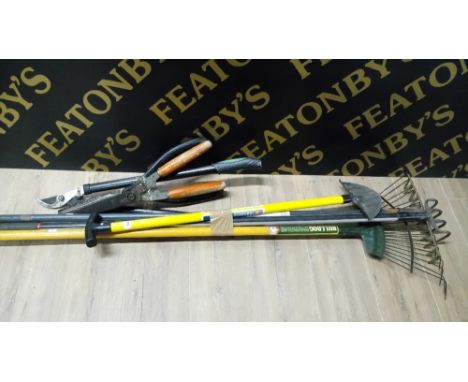 BUNDLE OF GARDEN TOOLS