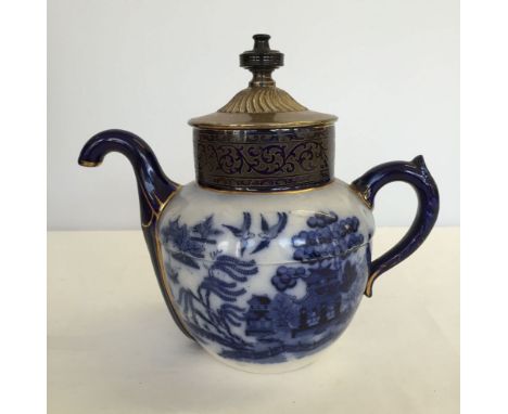 A Doulton blue & white willow pattern self-pouring teapot.