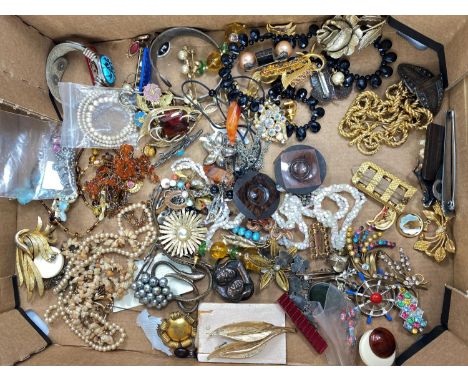 A selection of various vintage costume jewellery, gilt chains, brooches etc 