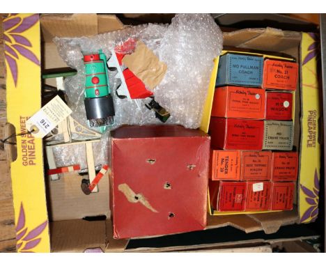 17x Hornby O gauge items. Including; a late issue clockwork plastic bodied 0-4-0T locomotive, 6, in green, together with a pl