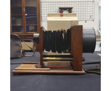 Late 19th/early 20th century magic lantern, incomplete, for restoration. UK P&amp;P Group 3 (£30+VAT for the first lot and £8