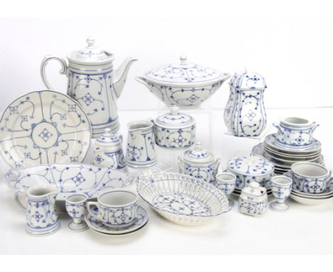 An extensive part Winterling Bavarian German blue and white dinner service, Straw Flower Pattern including six various sized 