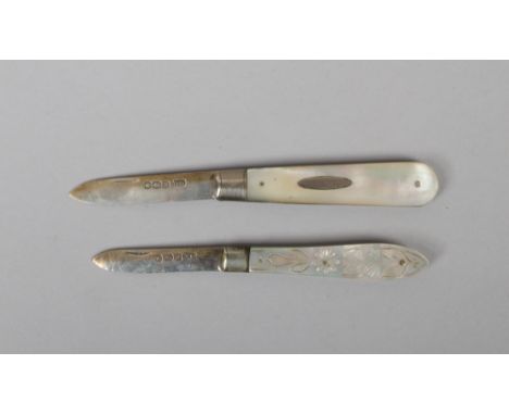 Two silver folding fruit knives with mother of pearl scales, assayed Sheffield 1897 and 1918.