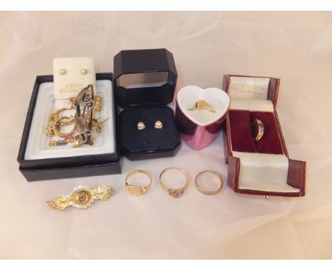 A collection of jewellery to include four 9 carat gold dress rings, an 18 carat gold wedding ring, a 9 carat gold seed pearl 