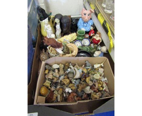BOX CONTAINING MIXED WADE WHIMSIES, MIXED ORNAMENTS, AFRICAN CARVED FIGUREHEADS ETC 