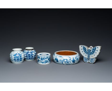 Full title: Five Chinese blue and white porcelain wares, Kangxi and laterDescription:Dia.: 15 cm - H.: 5 cm (the ink stone)Di