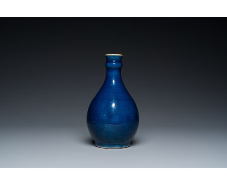 Full title: A Chinese monochrome blue-glazed bottle vase, QianlongDescription:H.: 21,5 cm