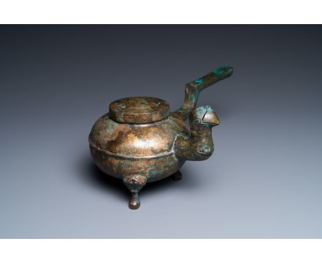 Full title: A Chinese gilt bronze tripod 'he' kettle with bird head-shaped spout, HanDescription:L.: 29 cm - H.: 13 cmConditi