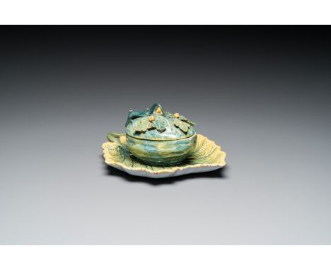 Full title: A polychrome Dutch Delft melon-shaped tureen on leaf-shaped stand, 18th C.Description:Dim.: 22,5 x 18 cm (the sta