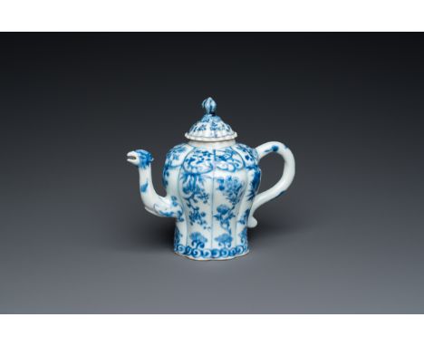 Full title: A Chinese blue and white teapot with a phoenix-shaped spout, KangxiDescription:H.: 13 cm - L.: 15,5 cm