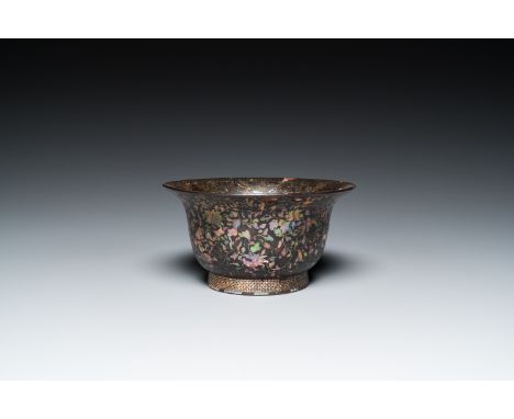 Full title: A large Chinese mother-of-pearl-inlaid black lacquer bowl, KangxiDescription:Dia.: 19 cm - H.: 10 cm