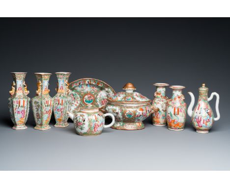 Full title: A varied collection of Chinese Canton famille rose porcelain, 19th C.Description:L.: 21 cm - H.: 15,5 cm (the tur