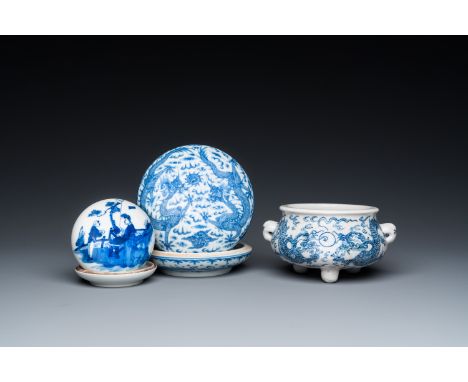 Full title: Two Chinese blue and white seal paste boxes and a tripod censer, 19/20th C.Description:L.: 15 cm - H.: 8 cm (the 