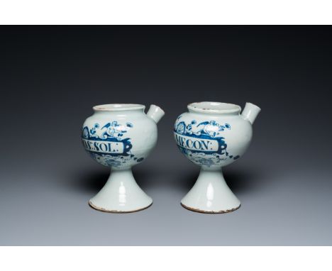 Full title: A pair of blue and white English Delftware wet drug jars, probably London, early 18th C.Description:H.: 20 cm - L