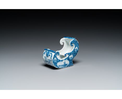Full title: A Dutch Delft blue and white pipe stand in the shape of a sleigh, 18th C.Description:L.: 13 cm - H.: 11 cm