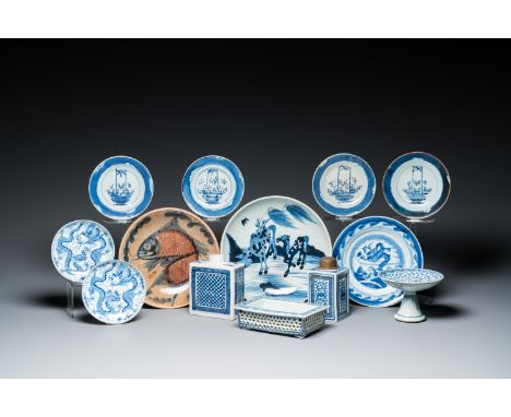 Full title: 13 pieces of blue and white Chinese porcelain, 18/20th C.Description:Dia.: 26 cm (the largest dish)Dia.: 14 cm (t