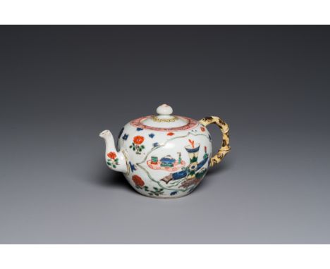 Full title: A Chinese famille verte 'antiquities' teapot and cover, KangxiDescription:L.: 17,5 cm - H.: 10 cm