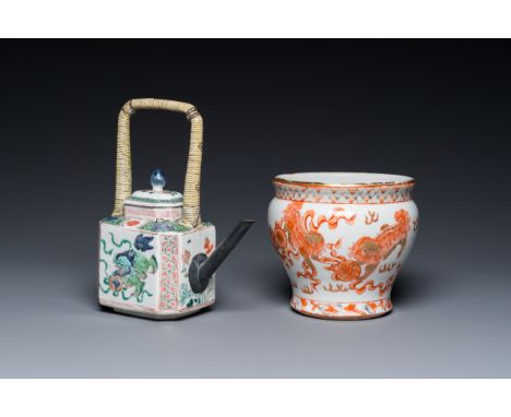 Full title: A Chinese famille verte 'Buddhist lions' teapot and a Thai market spittoon, Kangxi and laterDescription:H.: 18,5 