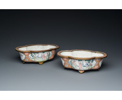 Full title: A pair of Chinese Canton enamel quatrefoil jardinieres, Qianlong mark, 19th C.Description:L.: 25 cm - H.: 8,5 cm