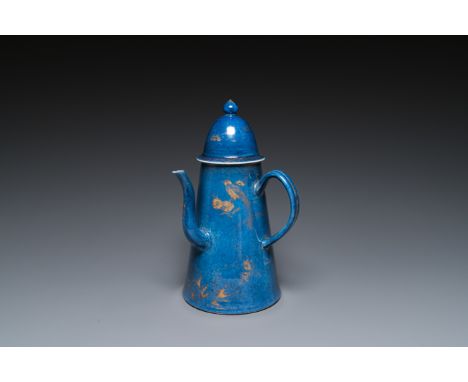 Full title: A Chinese gilt-decorated powder-blue coffeepot and cover, KangxiDescription:H.: 25,5 cm - L.: 16 cm