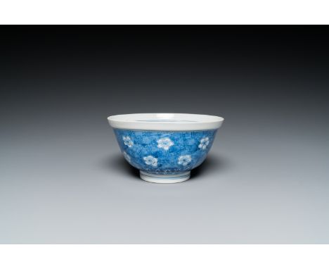 Full title: A Chinese blue and white 'prunus on cracked ice' bowl, Chenghua mark, KangxiDescription:Dia.: 15,5 cm - H.: 8 cm