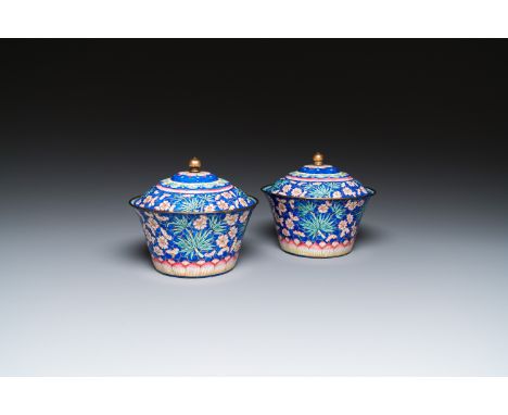 Full title: A pair of Chinese Canton enamel bowls and covers, QianlongDescription:Dia.: 13,5 cm - H.: 11,5 cm