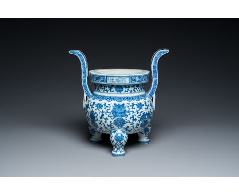 Full title: A Chinese blue and white tripod censer, Daoguang mark and of the periodDescription:H.: 28,5 cm