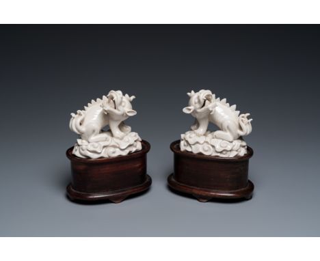 Full title: A pair of Chinese Dehua blanc de Chine models of xiezhi, probably KangxiDescription:H.: 14,5 cm - L.: 11 cm (incl