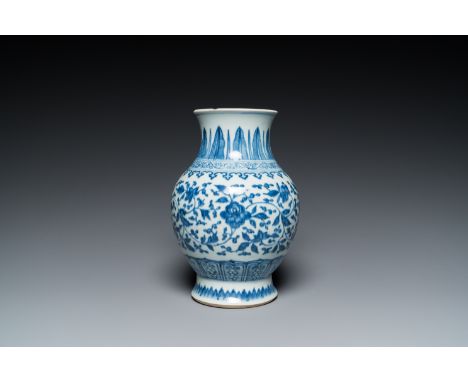 Full title: A Chinese blue and white Ming-style 'lotus scroll' vase, QianlongDescription:H.: 23,5 cm