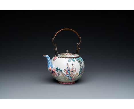 Full title: A Chinese Canton enamel teapot and cover, QianlongDescription:H.: 25 cm - L.: 21,5 cm (incl. handle)H.: 15,5 cm (