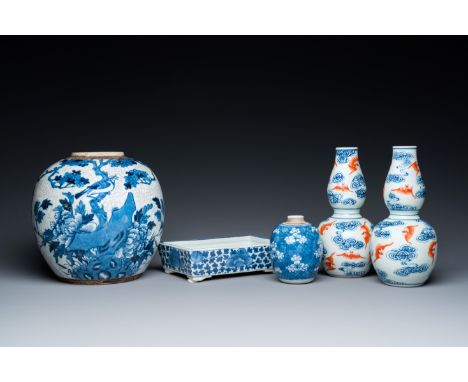 Full title: A varied collection of Chinese porcelain, Kangxi and laterDescription:H.: 22 cm (the tallest vase)L.: 20 x 13 cm 