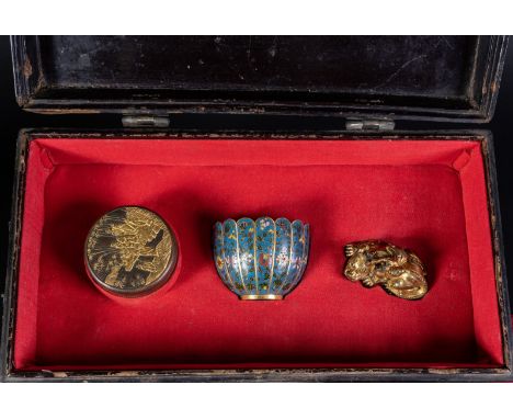 Chinese Art A calligrapher box with cloisonnè enameled toolsChina, Qing dynasty, 19th century . . Cm 37,50 x 13,00 x 19,50. W