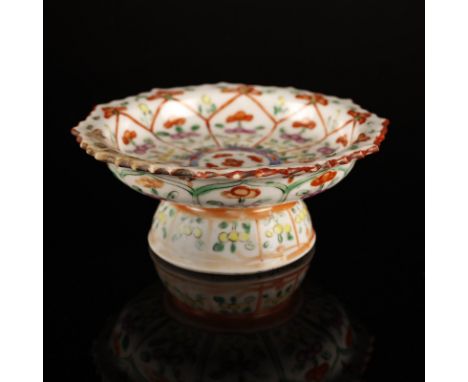 Chinese Art A small wucai porcelain stem cup painted with flowers China, 19th century . . Cm 12,50 x 5,00.