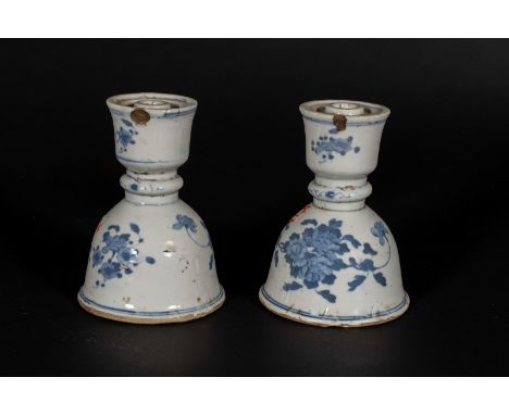 Chinese Art A pair of bell shaped blue and white porcelain incense stick holders China, Qing, 17th century. . Cm 10,50 x 15,0