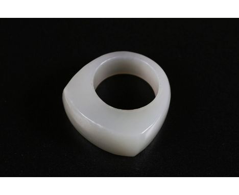 Chinese Art A pale jade ring China, 19th - 20th century. . Cm 3,00.