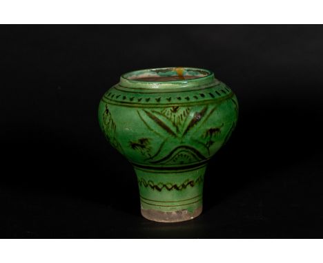 Chinese Art A green-glazed painted “cizhou” vaseChina, Northern Song / Jin Dynasty, 10th/11th century. . Cm 19,00 x 20,00. A 