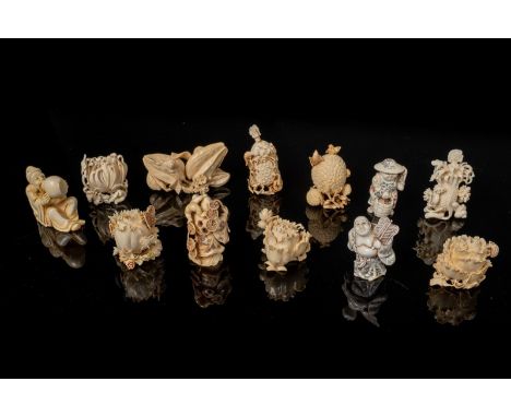 Japanese Art A group of twelve finely carved ivory netsuke and snuff bottles Japan, 19th century . . Cm 7,00. Few stopper mis