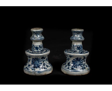 Chinese Art A pair of blue and white porcelain incense stick holders China, Qing, 17th century. . Cm 5,50 x 9,00.