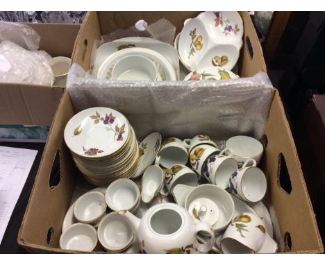 30 assorted Royal Worcester dinner ware and Evesham ware.
