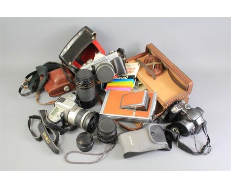 A Quantity of Vintage Camera's. This lot includes a Polaroid SX-70 Land Camera with manual in&nbsp; with the original box. A 