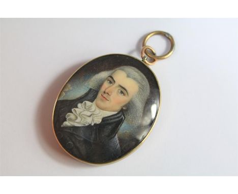 A Fine 9ct Gold Portrait Miniature Pendant. The oval pendant depicting an unknown gentleman in period dress with powdered wig