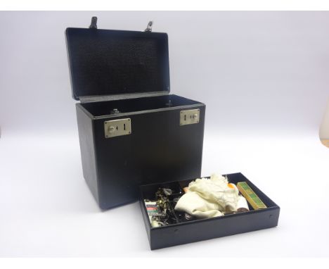 Vintage Singer electric sewing machine, probably Featherweight model 221K, in carrying box with accessories Condition Report 