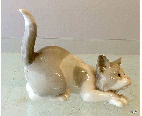 A Lladro Figure of a Cat B-22 F, Daisa 1977 10cm High