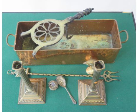 A novelty silver ink well in the form of a well, 7cm, high, with glass liner 46gms, 1.49ozs a pair of brass candlesticks, toa