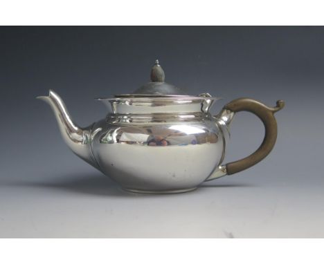 An Edward VII silver bachelors teapot, maker Charles Edwards, London, 1906, of squat circular form, with domed hinged lid, 22