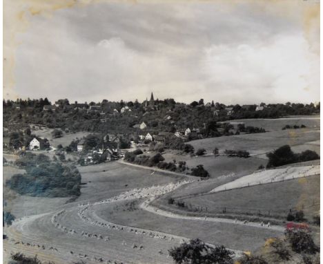 August Sander (Herdorf im Westerwald 1876 – 1964 Köln)DorfansichtPhotographie (Vintage). Um 1915. 41,5 x 50 cm. Signiert. (11
