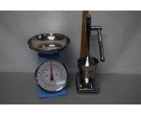 A set of Hanson kitchen scales and a chromed juicer