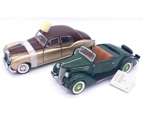 Franklin Mint, a boxed pair of 1:24 scale Classic cars comprising of 936 Ford in Green complete with Gloves, Hood and Tonneau